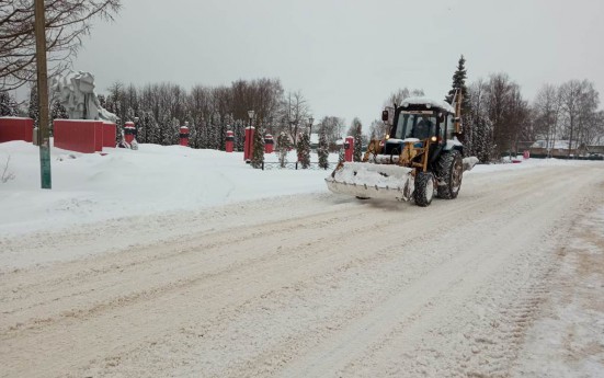 Мосальские коммунальщики ведут борьбу со снегом