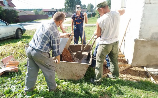Мосальские коммунальщики выполняют текущий ремонт общего имущества многоквартирных домов