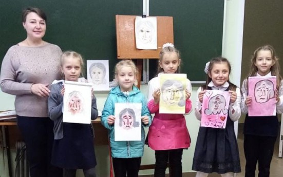 Педагог Мосальского Дома творчества Елена Козлова прививает детям чувство прекрасного