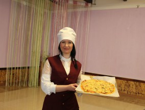 Мосальчанка Алена Демина работает поваром в кафе «Сказка»