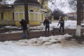 В Мосальске начали убирать песок с тротуаров